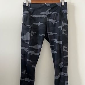 Athleta Black Camo Contender 7/8 Tight/Leggings Size S
